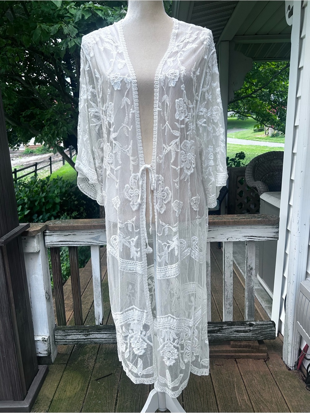Francesca's Collections White Sheer Embroidered Floral Lace Kimono
